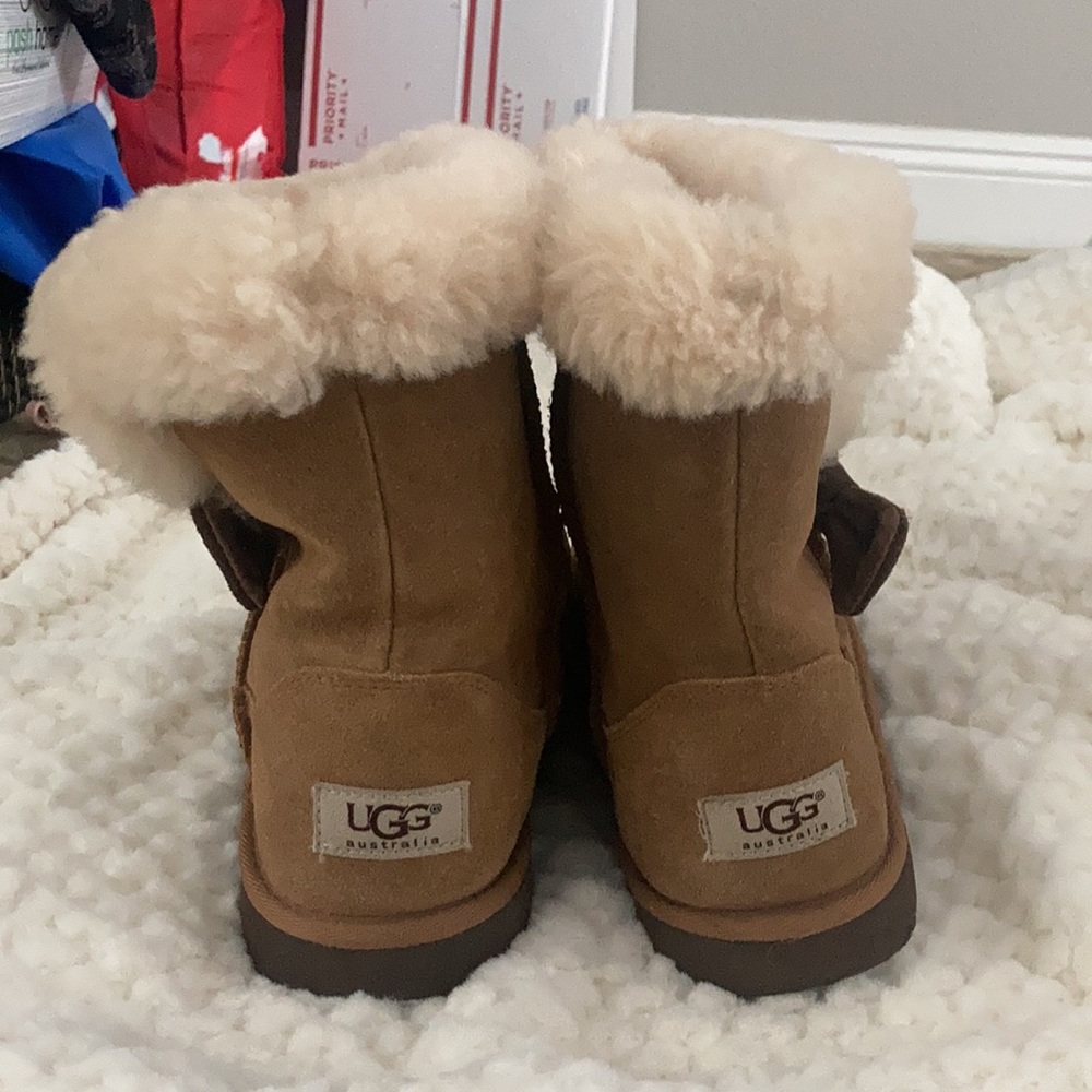 - UGG brown short bow tie booties - Picture 3 of 8